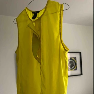  - Gul blus som passar både till party och vardag! ✨