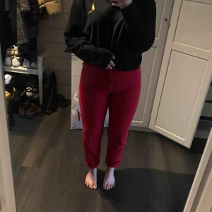  - Röda wrangler jeans, köpta secondhand men otroligt bra skick.   Betalning sker via swish och köparen står för frakten. Jag tar inget ansvar om posten slarvar bort paketet eller liknande. 