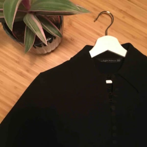  - Superfin blus från Zara, helt i nyskick 🌸 frakt på 20kr tillkommer 🌸
