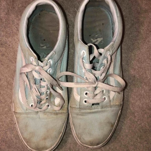  - Ett par blåa Vans. Otroligt slitna men också billiga. Framförallt smutsiga men även lite slitningar på tyget. Tycker själv att det ser rätt coolt ut. Passar både killar och tjejer.  Kan mötas upp eller posta! Pris kan diskuteras!