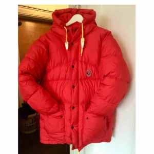  - En suverän vargavinterjacka i klassisk modell.  Jackan är lite småskitig på sina ställen - men är i övrigt i mycket gott skick!  Vid frakt står köparen för porto (ca 180 kr)