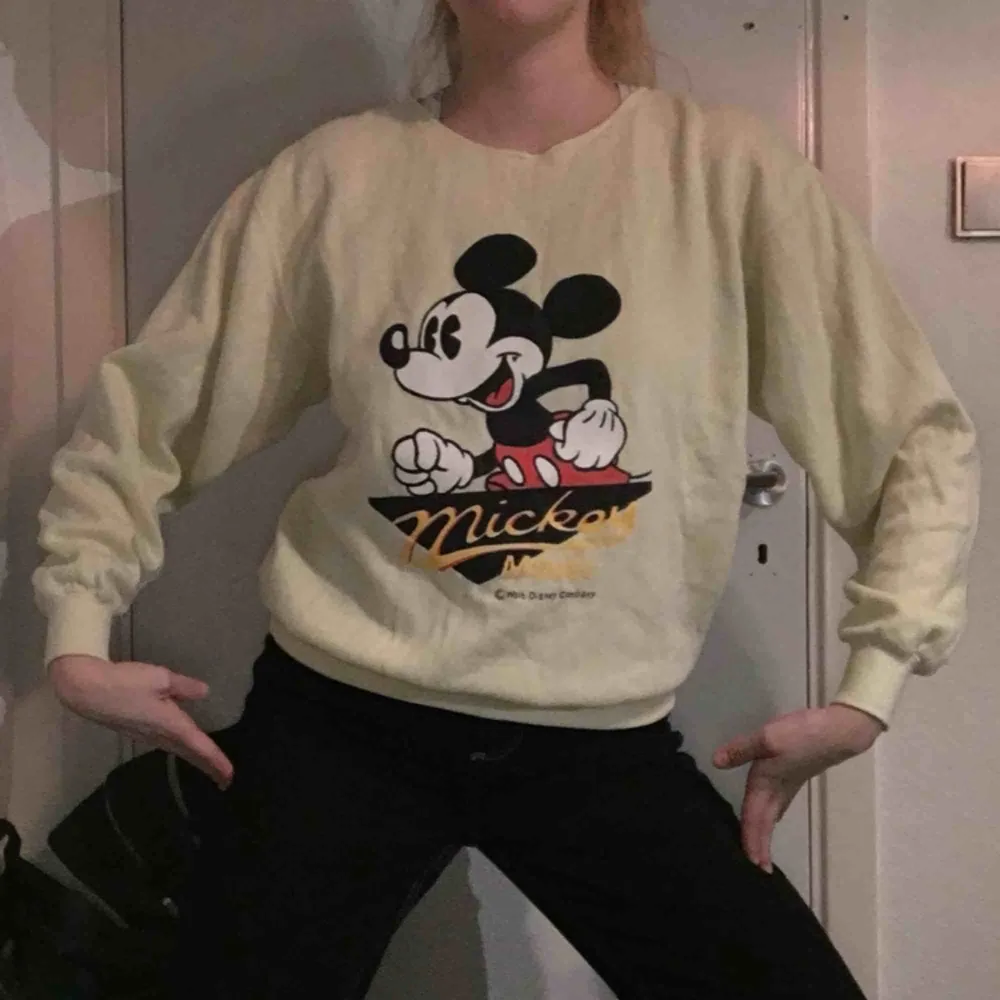 Pastellgul Mickey Mouse tröja, aningen vintage stil, mjukt, flisaktigt tyg på insidan. FRAKT INGÅR I PRISET Y’ALL ❤️. Hoodies.