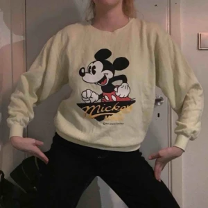  - Pastellgul Mickey Mouse tröja, aningen vintage stil, mjukt, flisaktigt tyg på insidan. FRAKT INGÅR I PRISET Y’ALL ❤️