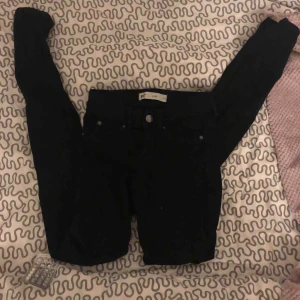  - Säljer ett par alex jeans ifrån gina tricot 