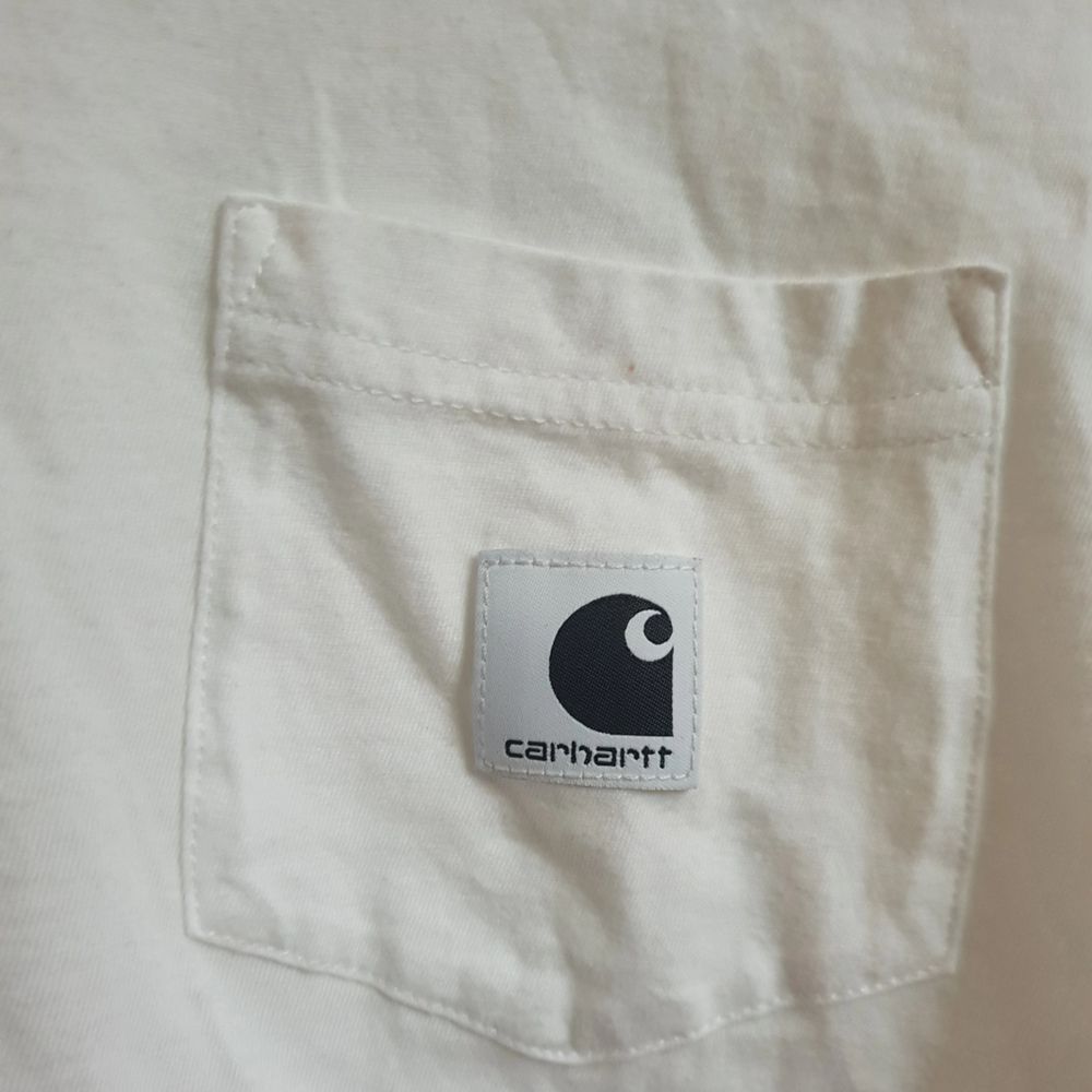 Carhartt Carrie pocket basic t-shirt i storlek xs. . T-shirts.