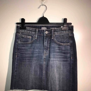  - Jag säljer en helt ny kjol från crocker. Storlek: XS men den passar en S också. Lite stor i storeken skulle jag säga. Nypris: 399. Den kommer från ett djur och rökfritt hem.