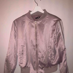  - Rosa bomberjacka från Missguided, använd 1 gång. Färgen är gammelrosa och den har vita ränder på ärmarna. Storleken är 38 men passar även 36 . Köparen betalar frakt.