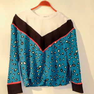  - Fin och lagom tjock tröja med leopardmönster