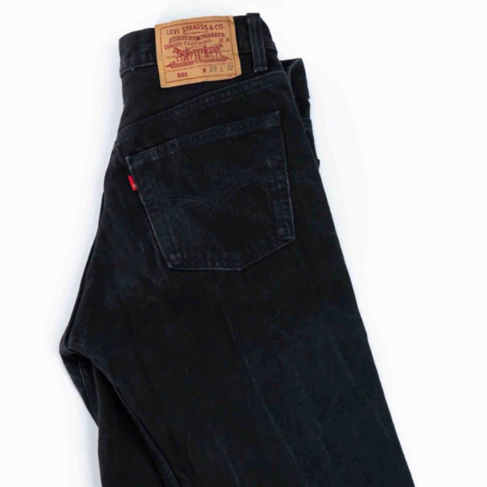 Svarta 501 Levi's jeans med bleka | Plick Second Hand