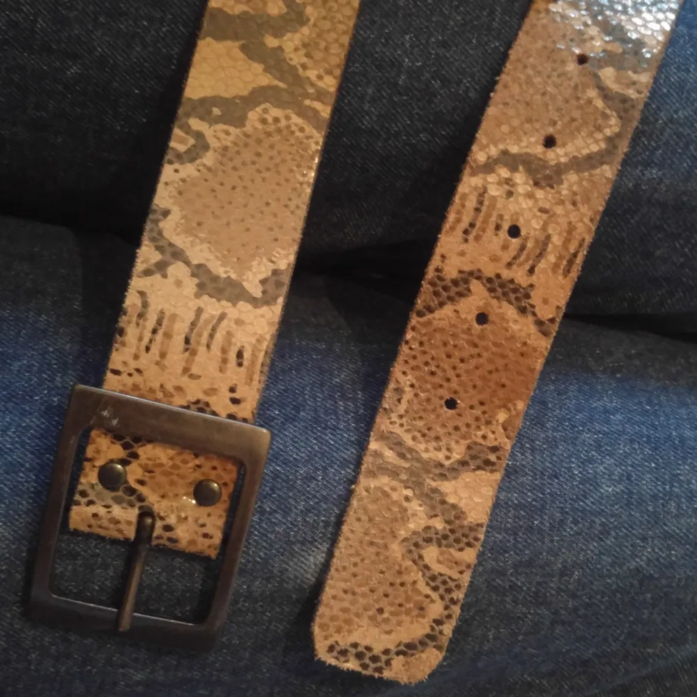 Super fine belt bought secondhand, from hm from the beginning. In genuine leather with snake patterns, see picture three to see how the material is a little 