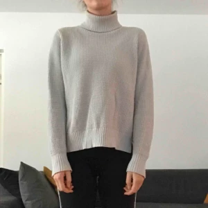  - Grå stickad tröja från Whyred, nypris 1200kr. Priset är exklusive frakt, köpare står för frakt. Kan även mötas upp i Sthlm.