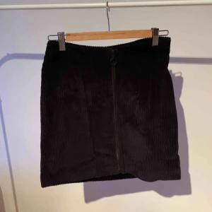  - Manchester kjol i mörk mörkblå. Dragkedja fram. Skulle säga att stl är en större S, den är tyvärr för stor för mig och aldrig använd. 1499 i butik. 