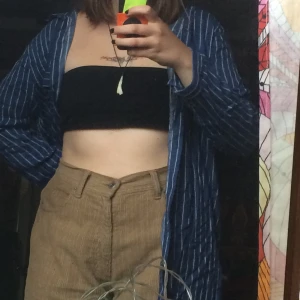  - En blå lång randig skjorta, tunn och sval. Perfekt för sommaren. Endast använd två gånger.