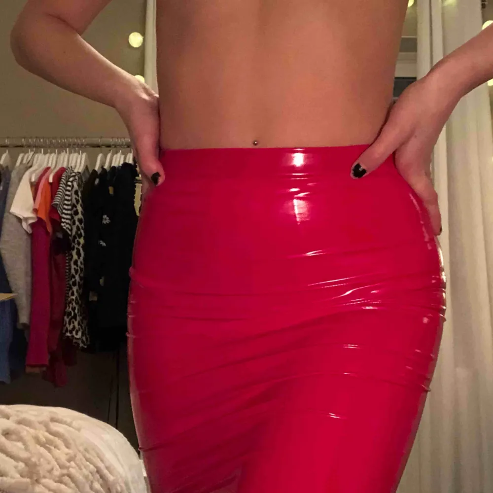 Röd kjol från Nelly i patent. aldrig använd prislapp kvar. Frakt inräknad i pris . Kjolar.