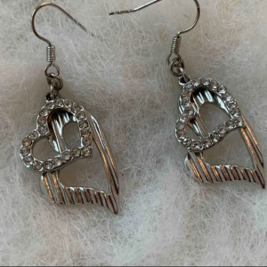  - Kan mötas upp vid t-centralen eller Odenplan, kan skicka via post 10kr på frakt