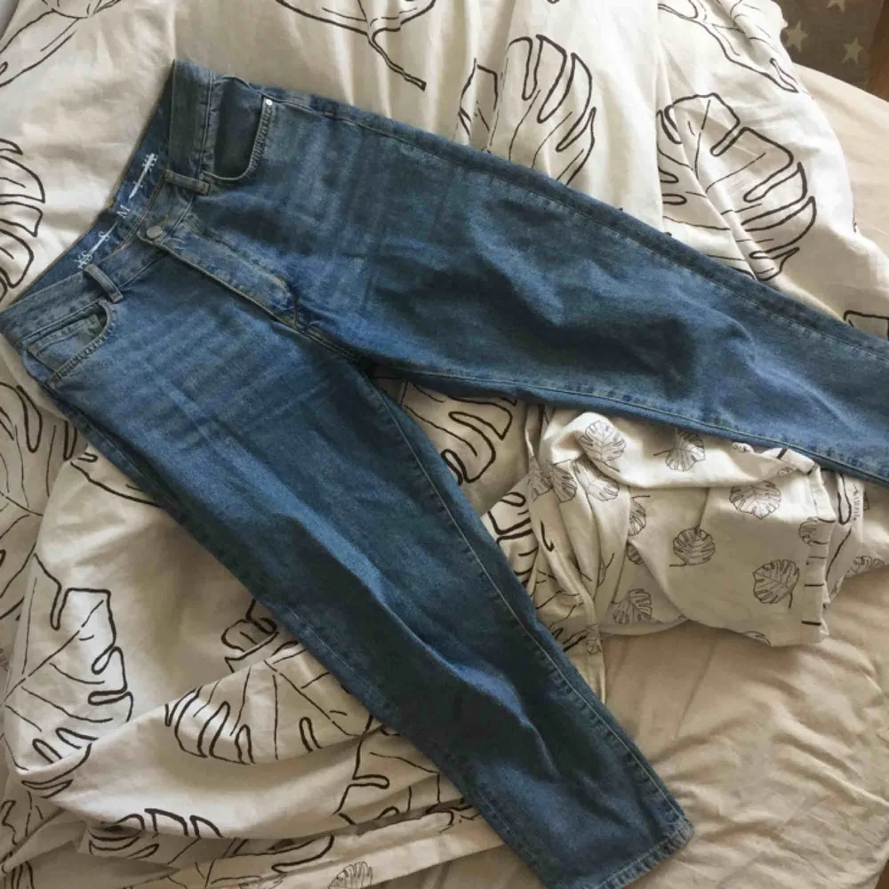 Dösnygga momjeans, säljes pga jag har gått ner i vikt och nu är de för stora. De är verkligen de perfekta momjeansen. Jeans & Byxor.
