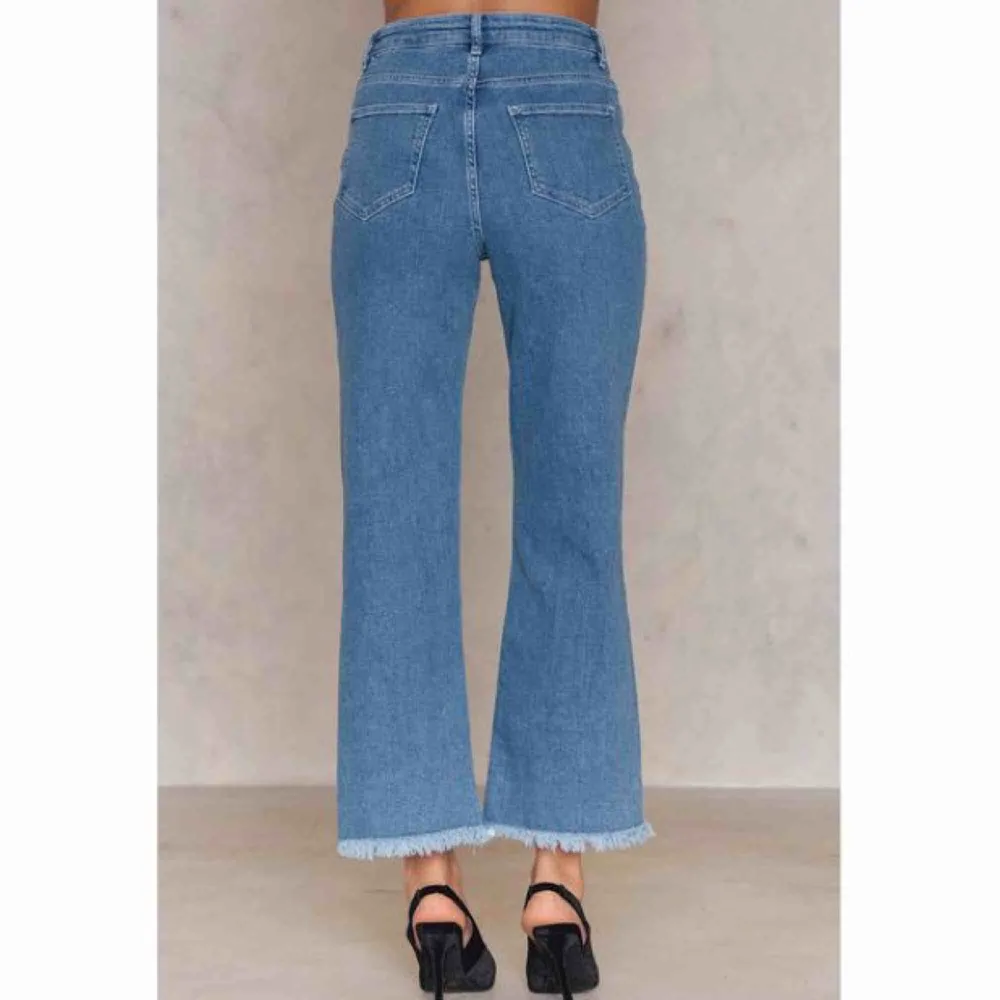 Ljusblå jeans i storlek 40 från NA-KD. Är i mycket fint skick men säljer p.g.a. fel storlek. Fraktar ej men möts upp och tar endast emot Swish-betalning.. Jeans & Byxor.