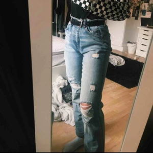  - säljer ett par byxor från hm i strl 33 pga aldrig använda. säljer för 100kr + frakt (30kr). hör av er
