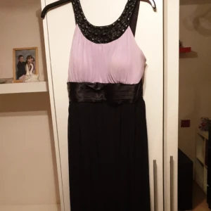  - Fin festklänning som är i bra skick använd 1 gång