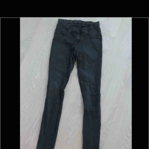  - Mörkgråa jeans. Strl S. Stretchiga. Sparsamt använda. 