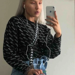  - Trendig tröja från Zara. Super bra skick och frakten ingår i priset!🤗