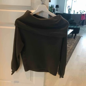  - Stickad offshoulder från Zara! Riktigt snygg och avslappnad passform. Använd endast en gång men är lite för stor därav säljer jag den. Storlek S men funkar även som M. 150 kr!