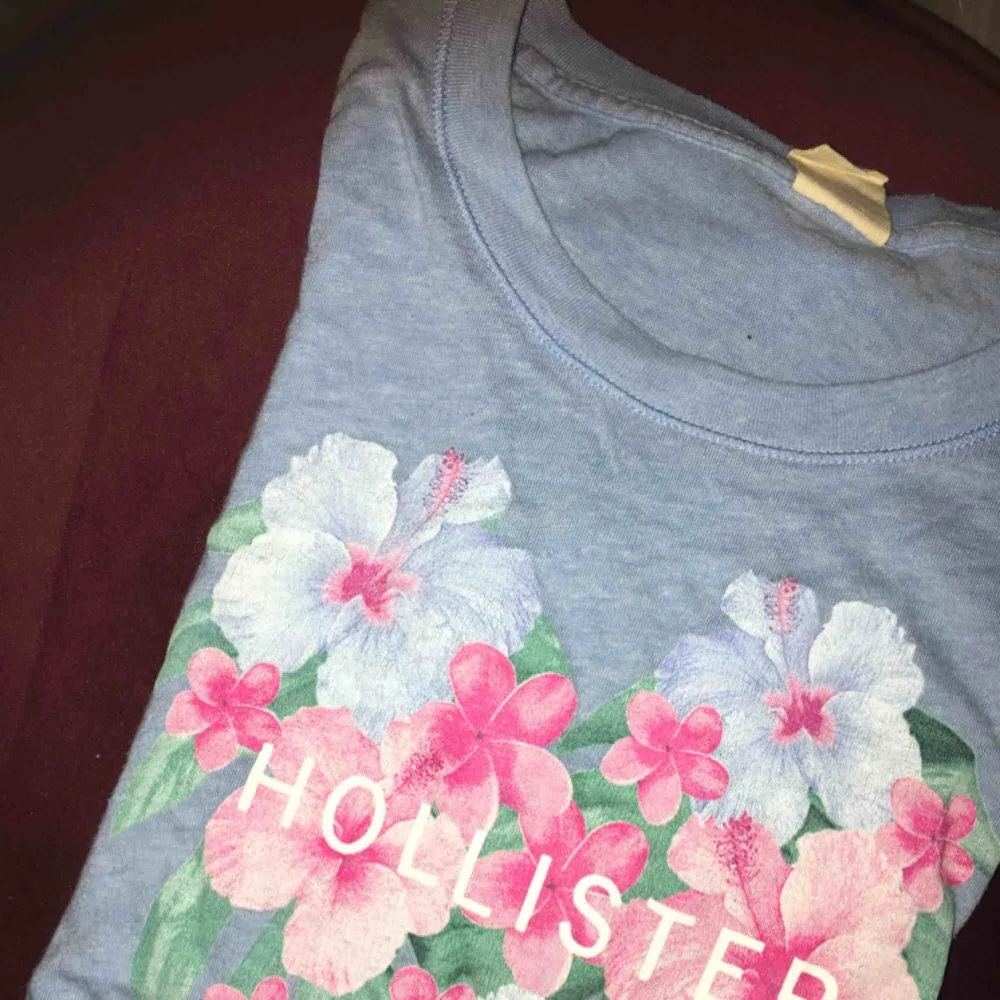 En somrig t-shirt från Hollister i jättemjukt material! Storlek M men liten i storlek, så skulle passa en S! Köparen betalar för frakten, men kan mötas upp i Kalmar 🌸🌺🌼. T-shirts.