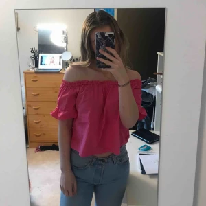  - En of the shoulder top från Pull&bear. I fint skick. Köparen står för frakt. 