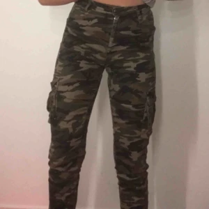  - Säljer mina älskade camo cargo pants från madlady. Knappen har gått sönder (som ni ser på 3 bilden) men inget som syns! Säljer för att jag inte får så mycket användning av dem längre❤️ 