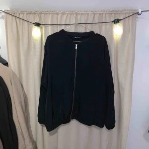 - Svart snygg bomberjacka med silverkedja från Lindex!   Betalas med swish. Kan mötas upp i Halmstad eller skicka mot frakt som betalas av köparen. 