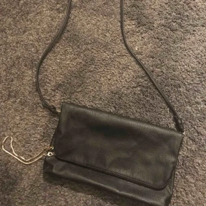  - Axelremsväskor & en kuvertväska. Väska nr 1 ,30kr resten 50kr st. 