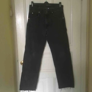  - Svartgrå Wranglerjeans, avklippta nedtill, fri frakt