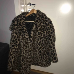  - Avsläcker leopard jacka! Har några defekter