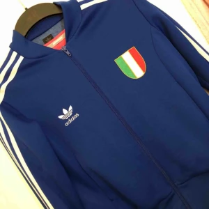  - Adidas tröja använd max 3 gånger, orginal!