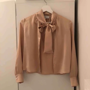  - En jätte fin vesna w blus 100% siden! Jätte bra skick och kvalitet, värde 3000kr👌🏼