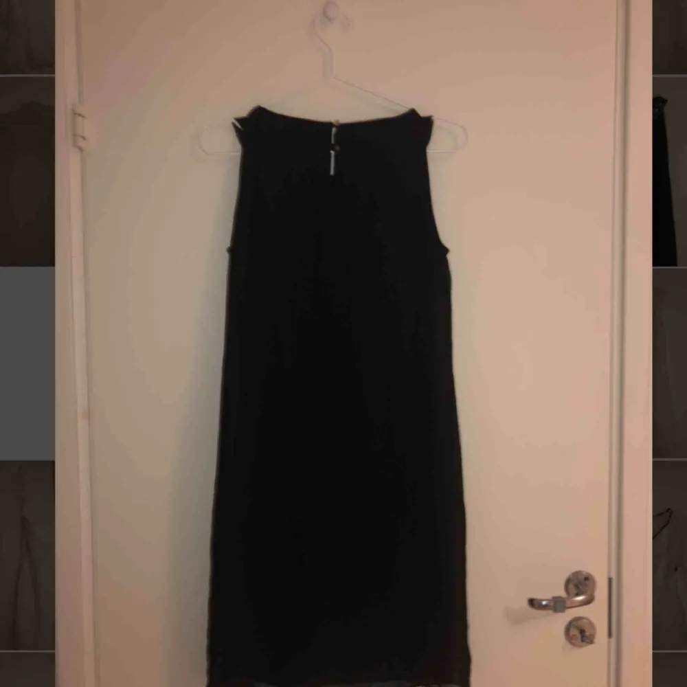 Svart klänning från Billie & Blossom. Storlek 8 uk vilket motsvarar XS. Tar bud. . Klänningar.