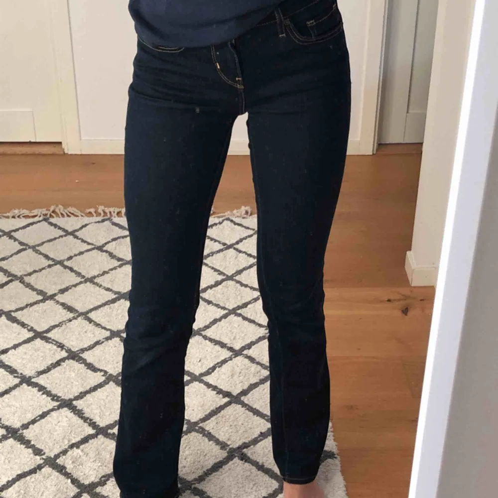 Säljer mina mörkblå Levi’s bootcut jeans. Sitter jätte snyggt på. :). Jeans & Byxor.