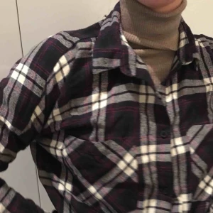  - Skjorta från Monki. Gott skick och knappt använd 