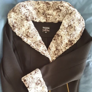  -  Cardigan, dam. Märke: Gare De Robe. Designer: Gunilla Stolpe. Storlek 40. Svart. 100% ull. Ärm 60 cm, axel 41 cm, längd 55 cm. Ny, oanvänd. Nypris ca 3.000 kr. Säljes 500 kr.