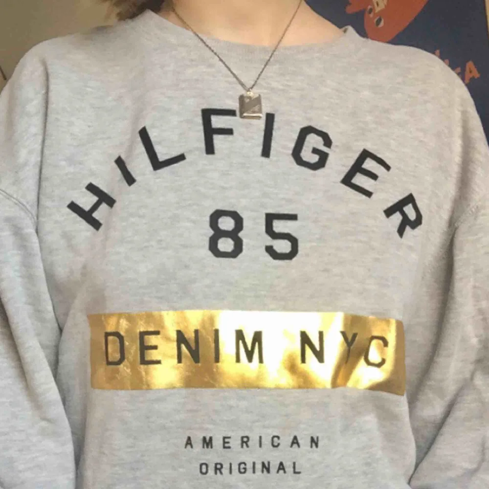 Sweatshirt från Tommy Hilfiger. Toppskick, knappt använd. Kan eventuellt mötas i Stockholm. Frakt tillkommer. Hör av dig om du har frågor! :). Hoodies.