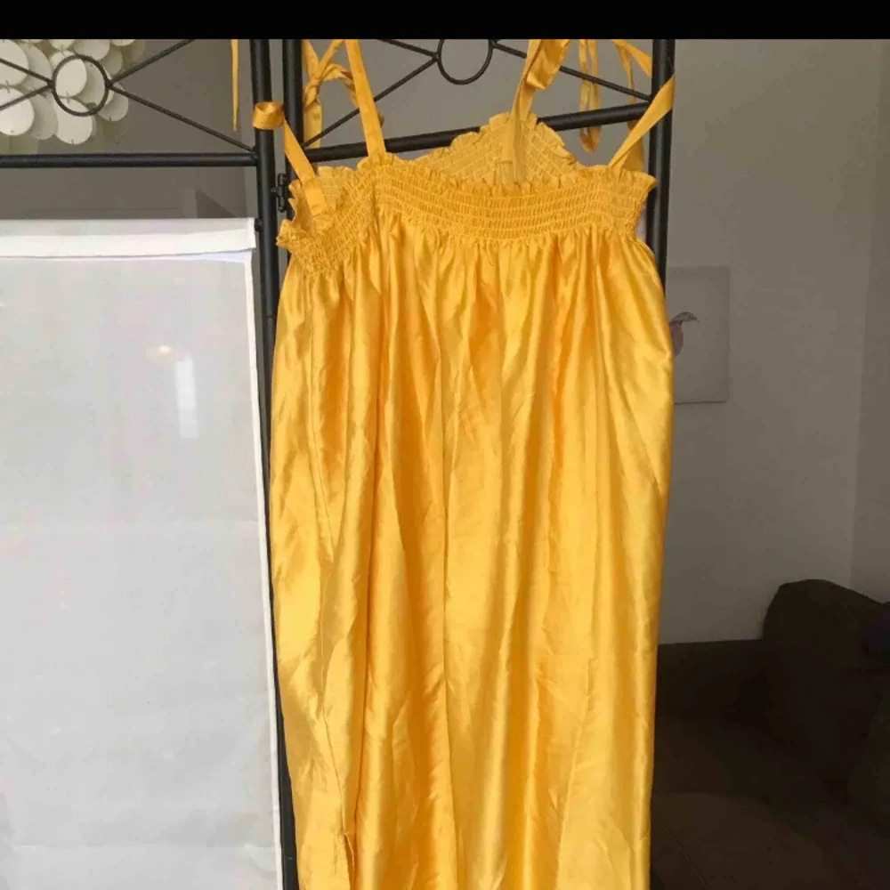 jättefin gul klänning som man knyter axelbanden på! storlek 44 köparen betalar frakt! endast swish!!. Klänningar.