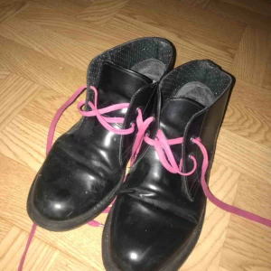  - superfina dr Martens i storlek 41, lätt dammiga på bilderna men torkas självklart av innan försäljning! väl använda, lapparna där bak har tyvärr trillat av:-/ finns i värnamo eller skickas mot att köparen betalar frakt!