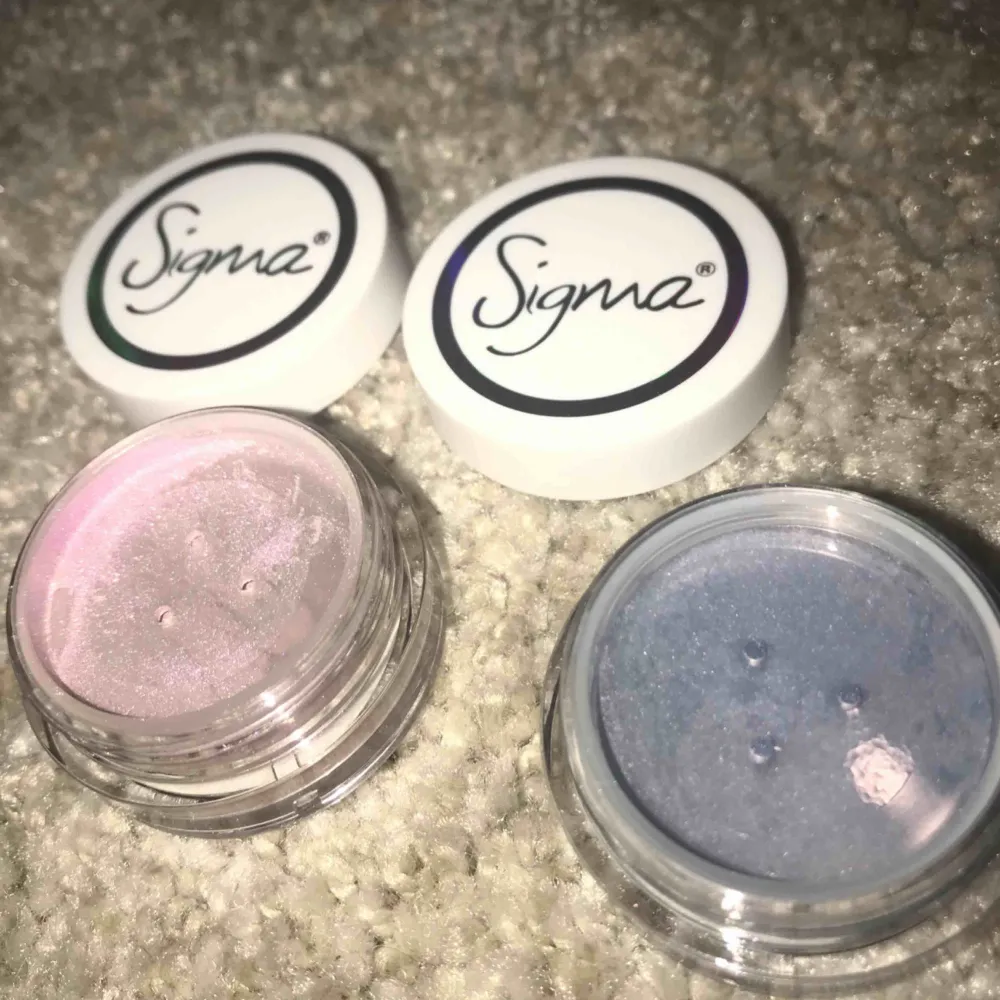 2st Sigma loose shimmer som aldrig kommit till användning. Den rosa är öppnad men aldrig använd och den blåa är helt oöppnad. . Övrigt.