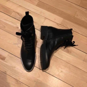  - Jättefina kängor från Rizzo, modell Milla. Ordinarie pris 1999 kr. Använda en gång, säljes pga för små. Pris 1000 kr eller högstbjudande! Köparen står för frakt.