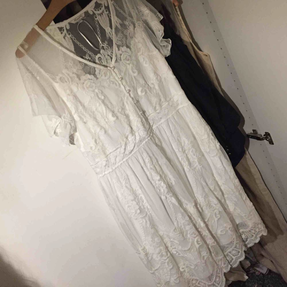 Underbar vit klänning med massa fina detaljer. 🐚. Klänningar.