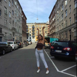  - Grå och vitrandiga byxor från brandy Melville. Knappt använda, max 5 gånger. Jättesköna och stretchiga. 