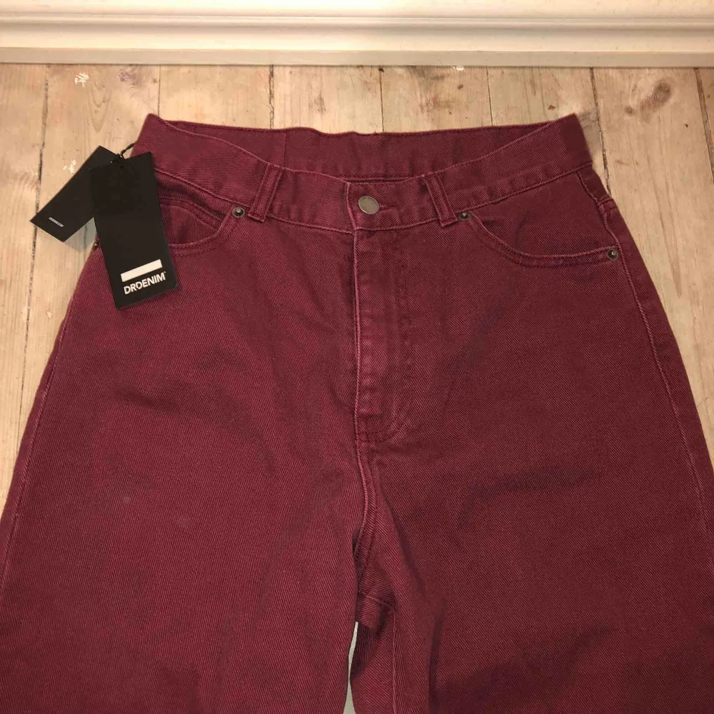 Mörkröda/lila mom jeans från Dr Denim i storlek 29/32. Aldrig använda och köptes i somras. Super sköna på! . Jeans & Byxor.