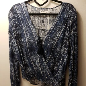  - Jätte fin mönstrad tröja med urringning och knyte. Använd 3-4 gånger. Är storlek XS men skulle mer säga att det är en S-M .  Ni står för frakten som är 20 kr! 🌸