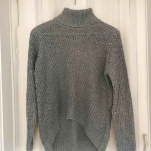  - Jättefin ljusgrå stickad tröja från Jaqullene de young i nyskick då den endast använts 2 gånger. Köparen står för frakten på 36:- & betalning sker via swish! 💕 