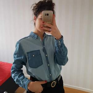 Skjorta med glansiga knappar på framsidan och en ficka. Passar väldigt bra för en som är 36 också (som jag i bilden). 💙💙 Fraktar annars möts i Centrala Stockholm. 💋